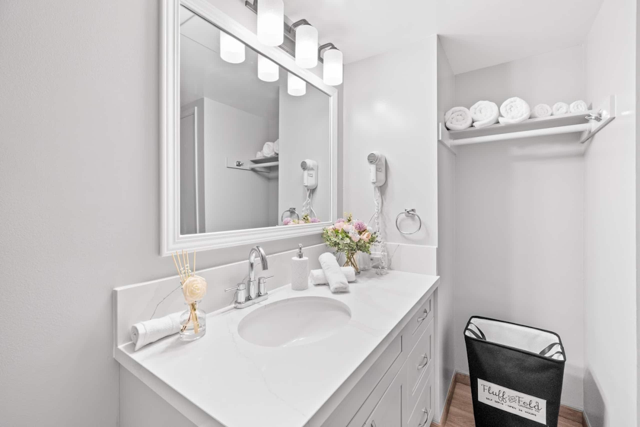 Cozy & Modern Coastal-King Bed 1BR w/Parking - Image 15