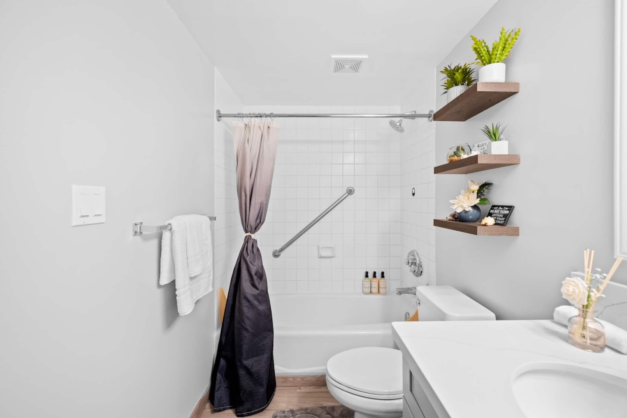 Cozy & Modern Coastal-King Bed 1BR w/Parking - Image 16