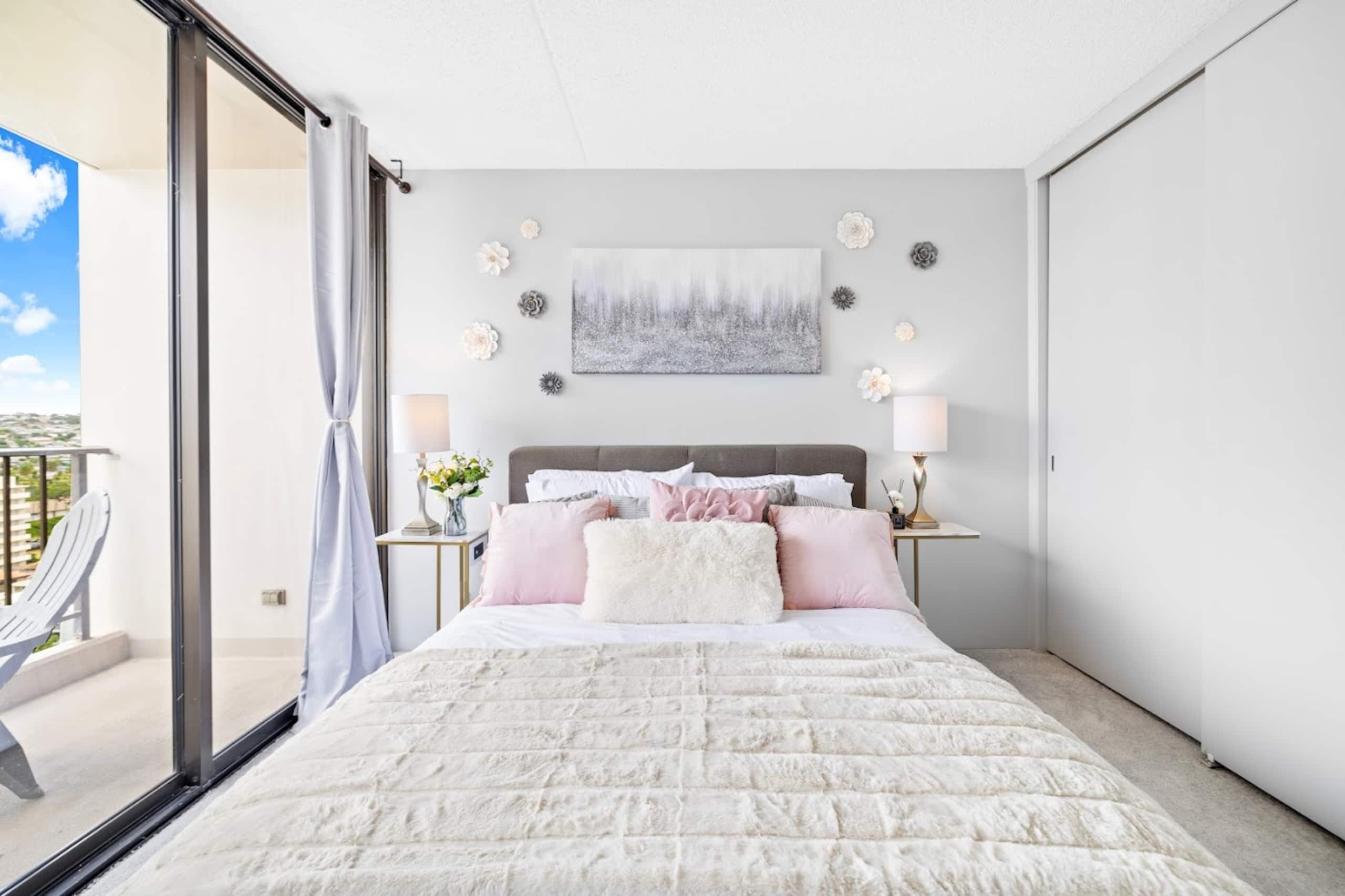Cozy & Modern Coastal-King Bed 1BR w/Parking - Image 14