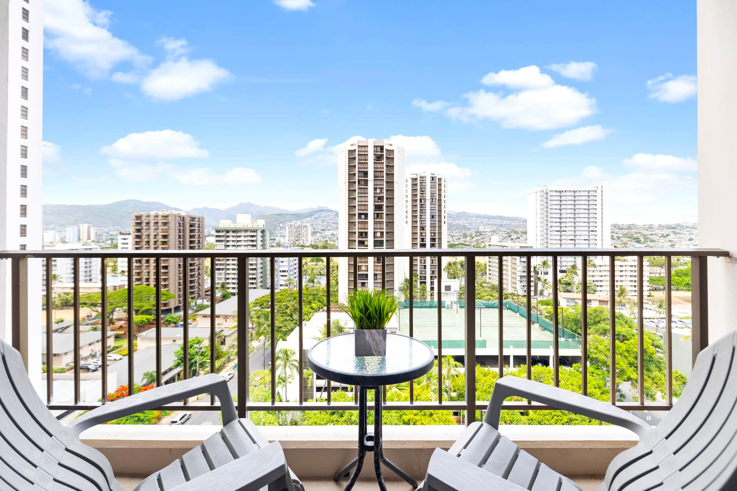 Cozy & Modern Coastal-King Bed 1BR w/Parking - Image 19