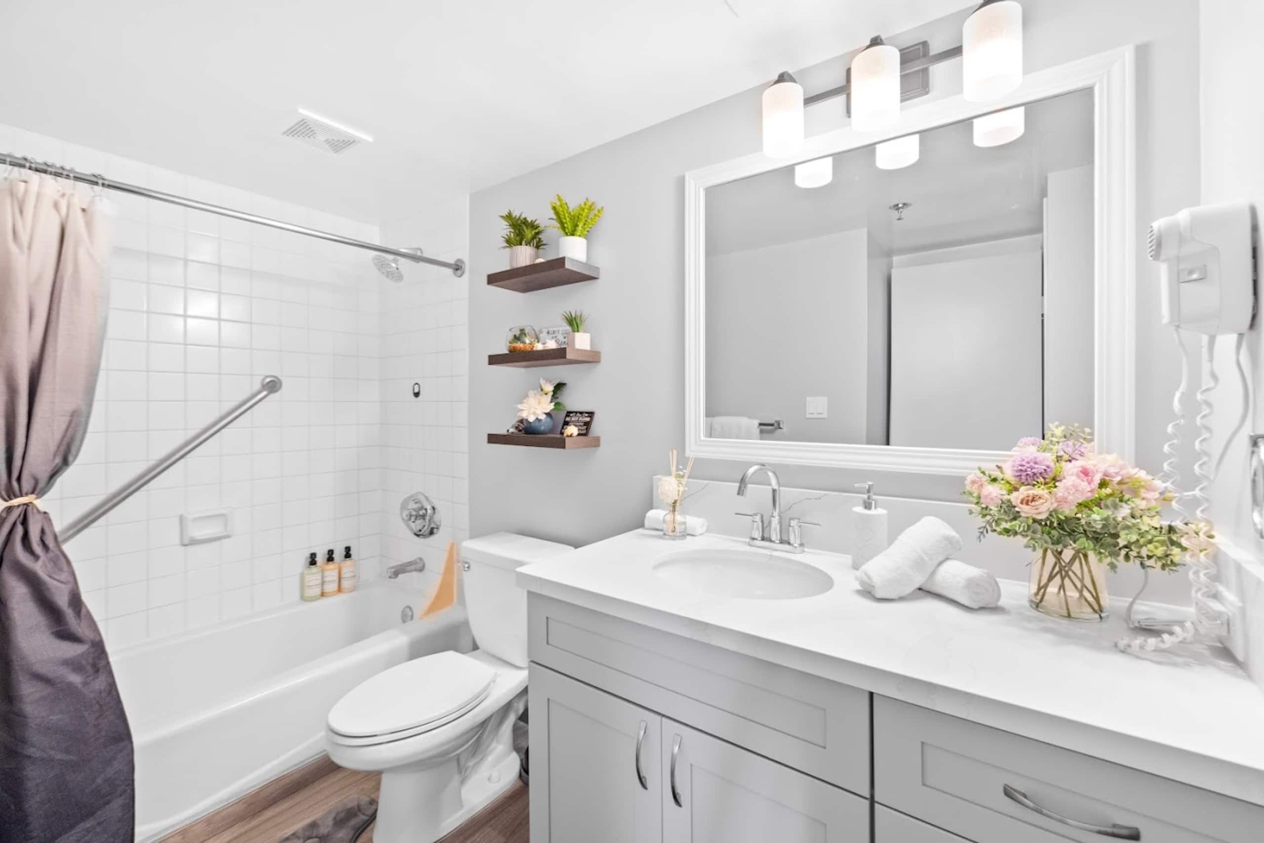 Cozy & Modern Coastal-King Bed 1BR w/Parking - Image 17