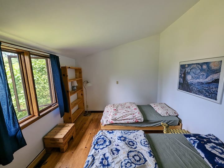 Bedroom 2 with 2 single beds