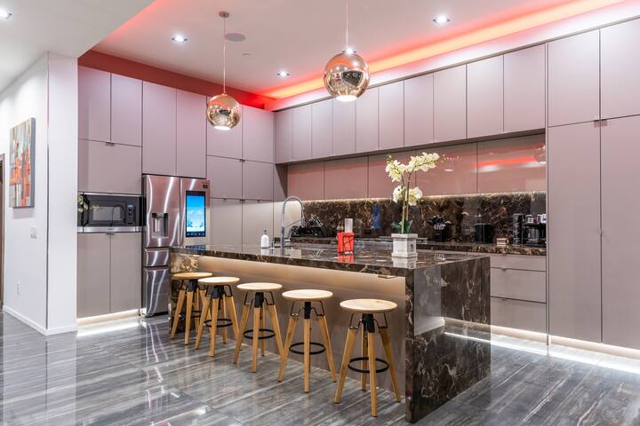 ৎ୭ Kling Manor Lux ৎ୭ pool, Hot tub, and more. gallery image 4