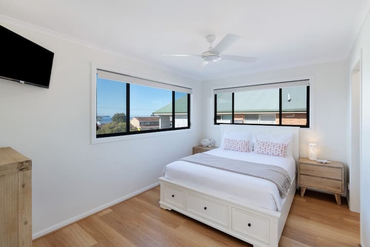 Nuestra segunda habitación queen: dormirás fácilmente con el hermoso aire del mar que te rodea, una cómoda cama nueva y sábanas de calidad.
