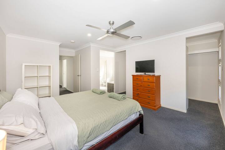 Large 5 bed home 7mins from Airport gallery image 5