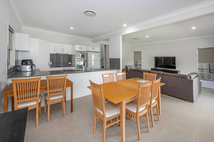 Large 5 bed home 7mins from Airport gallery image 3