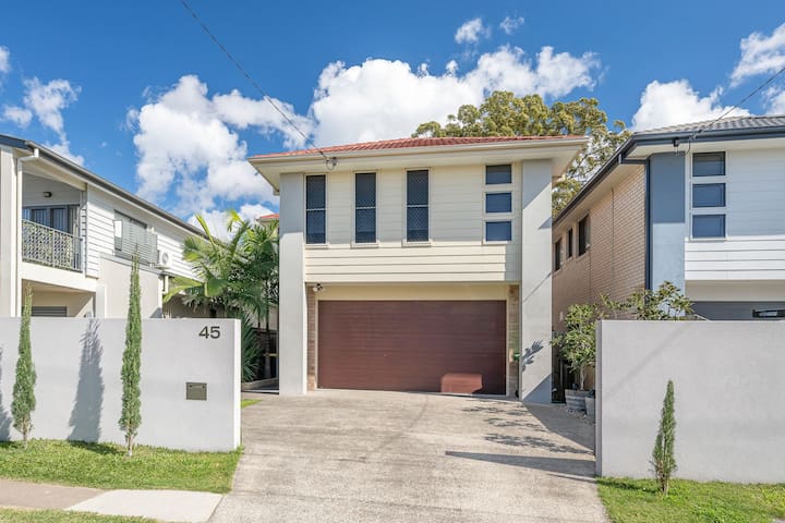 Large 5 bed home 7mins from Airport