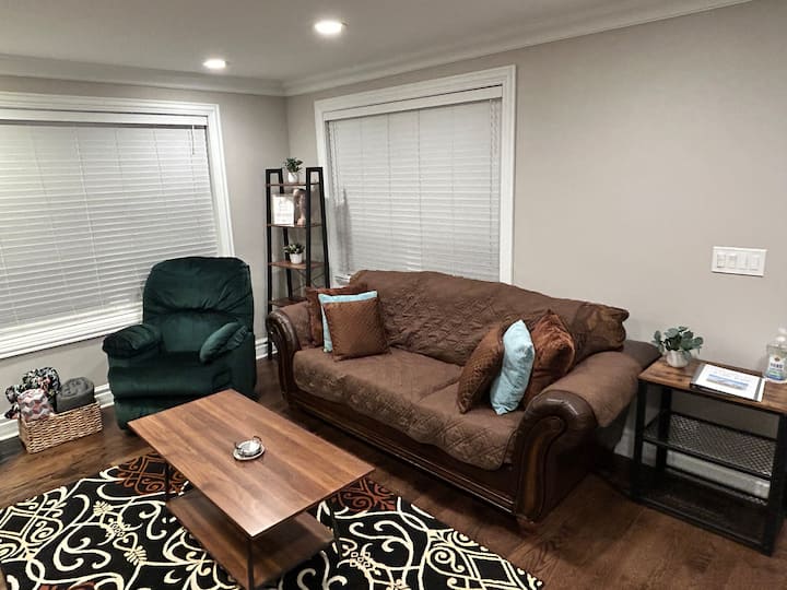 ห้องสำหรับครอบครัวพร้อมสมาร์ททีวีโซฟา 3 ที่นั่งและที่นอนนวด