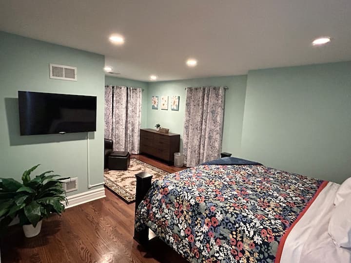 ห้องนอนใหญ่ (อยู่ชั้นบน) พร้อมเตียงคิงไซส์แคลิฟอร์เนียสมาร์ททีวีระเบียงปิดและตู้เสื้อผ้าแบบวอล์คอิน