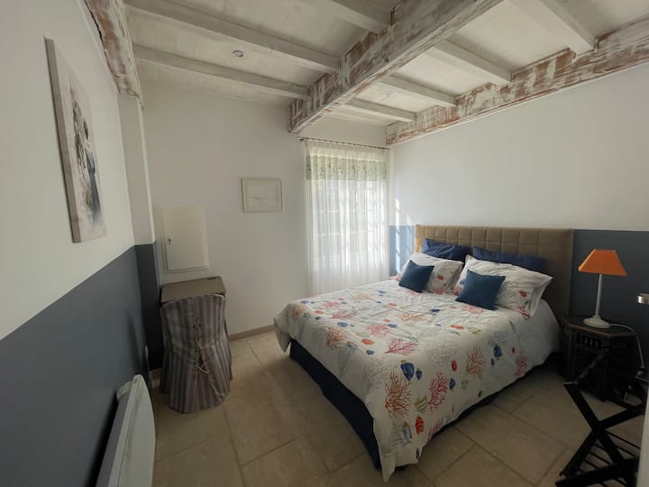 Საძინებელი №2
Ერთი ორადგილიანი საწოლი 160 × 200 სმ ( ან 2 საწოლი 80 × 200 სმ)
Პრემიუმ კლასის სასტუმროს თეთრეული
Კერძო ბაღის ხედი და მამულის პარკი 