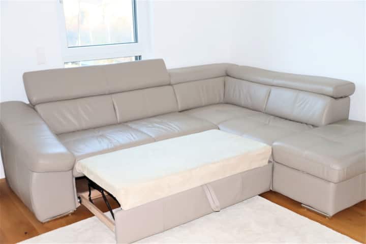 Разтегателен диван за двама души