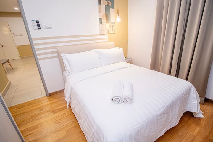 Queen bed for 2 pax in second bedroom