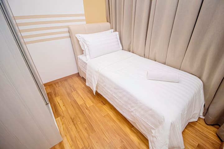 Single bed for 1 pax in third bedroom