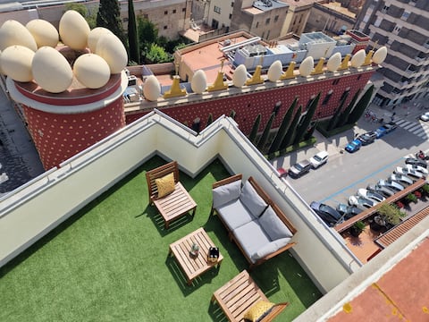 Penthouse with private terrace, front Dalí Museum