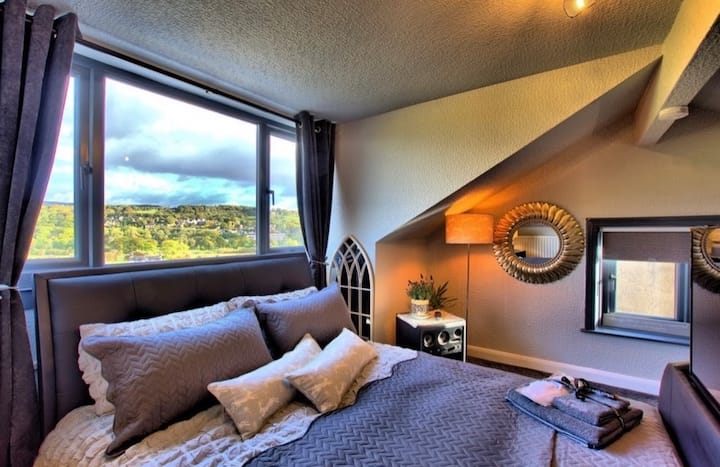 Unser Kingsize-Meister ist komplett mit TV / Sky Bett ausgestattet, damit du dir deine Lieblingssendung ansehen kannst.