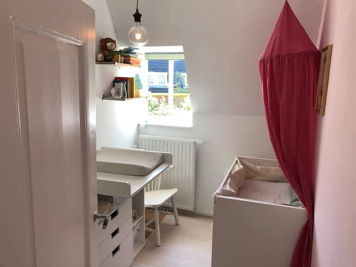 Kati i parë, dhomë gjumi për bebe