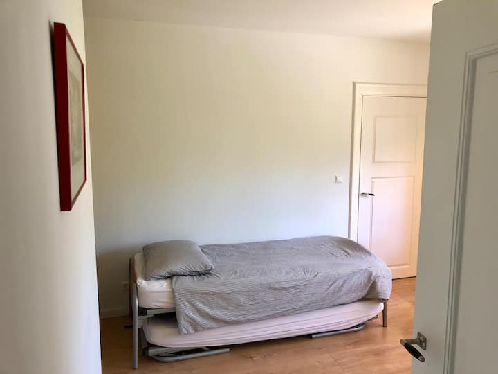 Kati i parë, dhomë gjumi me krevat tek