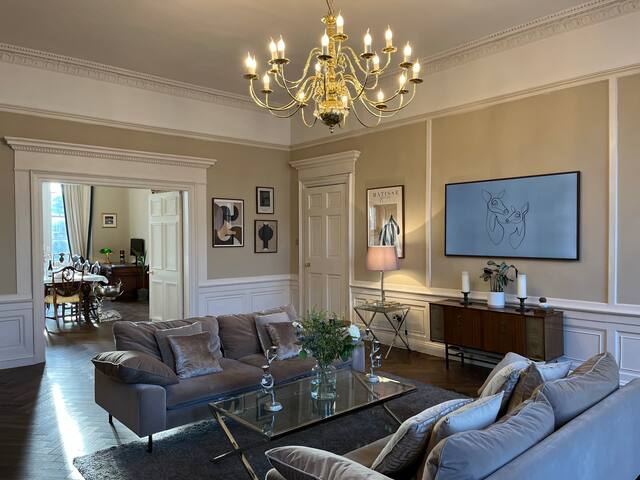 Prime Location Striking Grand Apartment gallery image 2