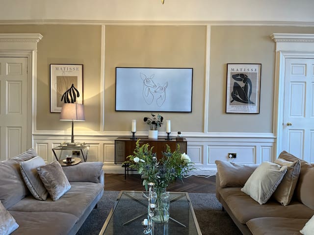 Prime Location Striking Grand Apartment