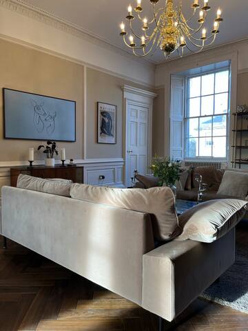 Prime Location Striking Grand Apartment gallery image 3