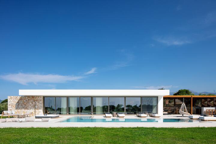Cresto Iconic Villa, with Heated Spa Whirlpool gallery image 2
