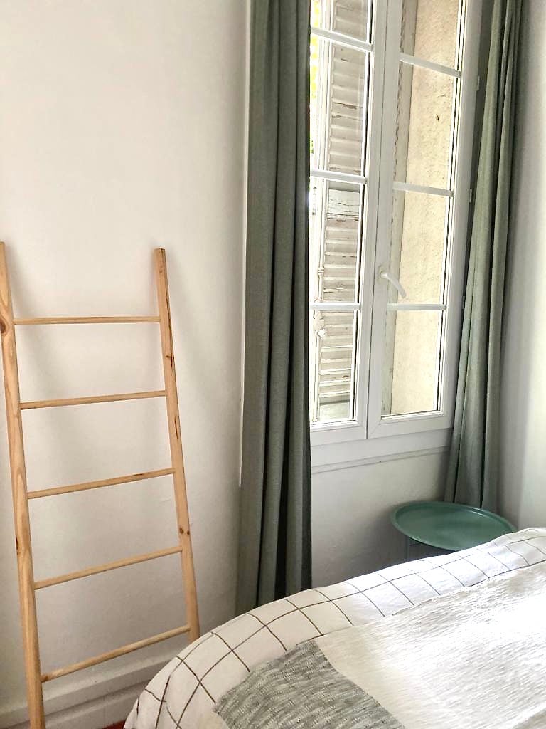 Kitanda cha watu wawili chenye starehe sana, kwa sababu godoro ni nene. Chumba ni tulivu sana. Bafu limeambatanishwa.