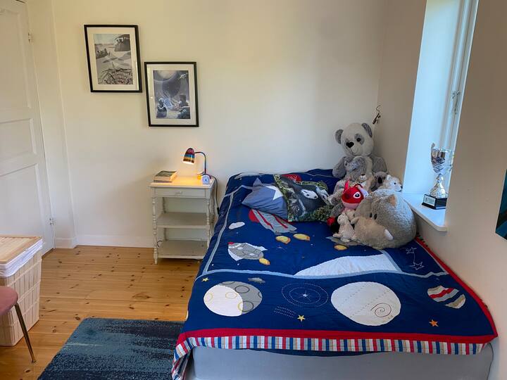 Საძინებელი 4 ზედა სართულზე. 120 სმ დიდი საწოლით