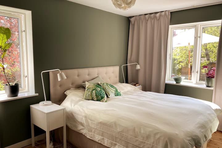 Მთავარი საძინებელი ქვედა სართულზე. Დიდი ორადგილიანი საწოლი.