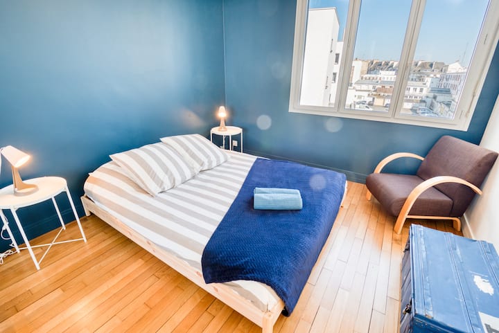 Dormitorio grande con cama tamaño queen.