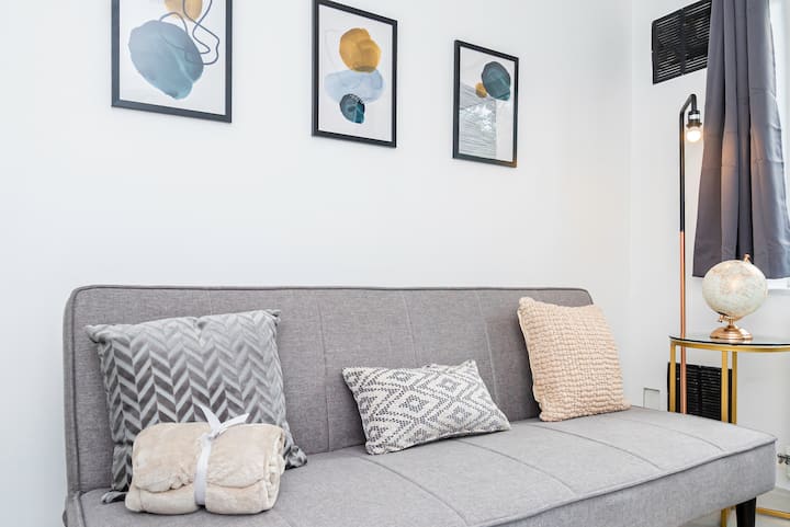 Дневна соба, вклучувајќи и кауч на спуштање каде што може да спие 5-ти гостин