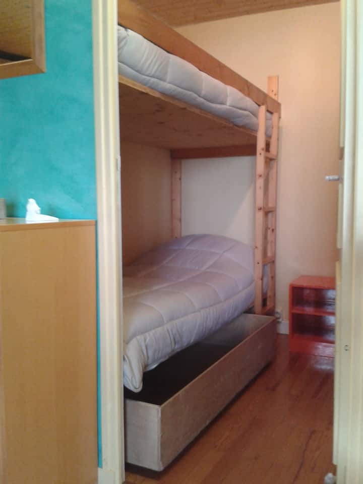 une chambrette avec 2 lits superposés. Il n'y a pas de fenêtre.
L'appartement compte 2 chambrettes identiques et une chambrette avec 1 lit double, ce qui fait 6 couchages