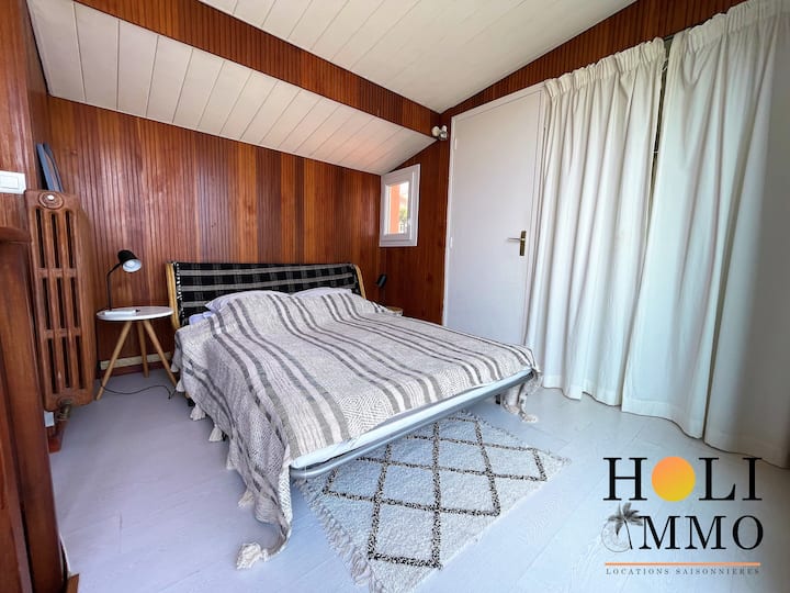 HABITACIÓN 3 (en el segundo nivel)

Esta accesible por una gran escalera de caracol. Da a la terraza en azotea.

Dispone de un lavabo, un inodoro y lavadora. Un pequeño rincón de almacenamiento está disponible.