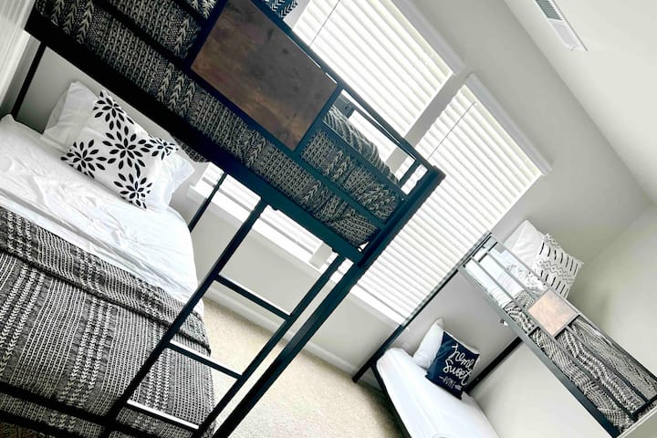 Спалня на горния етаж #3 с две двуетажни легла - матраци от мемори пяна