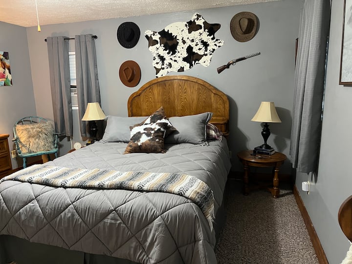 Glavna spavaća soba, bračni krevet, noćni ormarić sa svjetiljkama, klima-uređaj i stropni ventilator. Grijanje na dasci. 