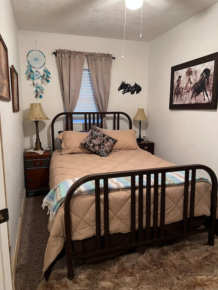 Spavaća soba za goste. Krevet pune veličine, antikni metalni okvir, 2 noćna ormarića, stropni ventilator, grijanje na dasci. 