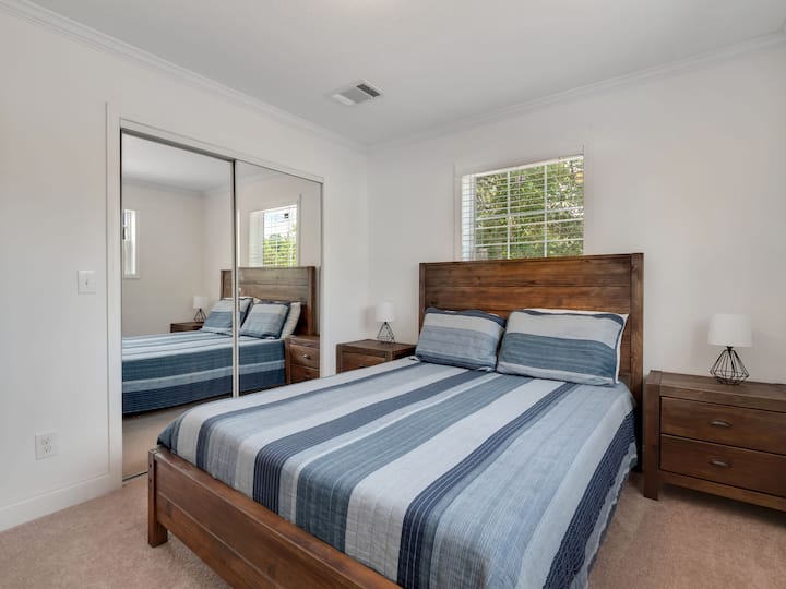 bedroom 2 - queen bed