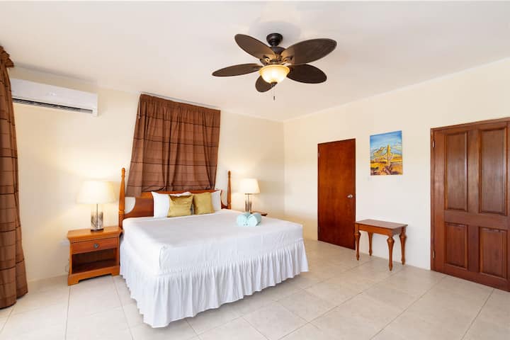 Მეფის ზომის საძინებელი საკუთარი AC ერთეულით და ჭერის ვენტილატორით. Ფართო გასაწევი კარი, რომელიც პირდაპირ აუზზეა. 