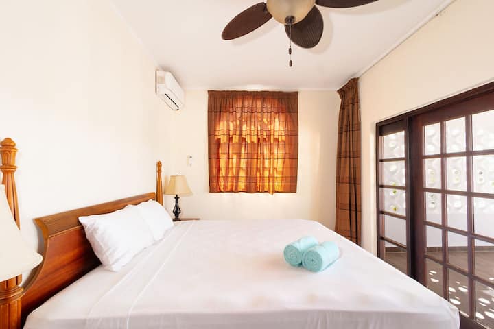 Მეფის ზომის საძინებელი კონდიცირებით და ჭერის ვენტილატორით