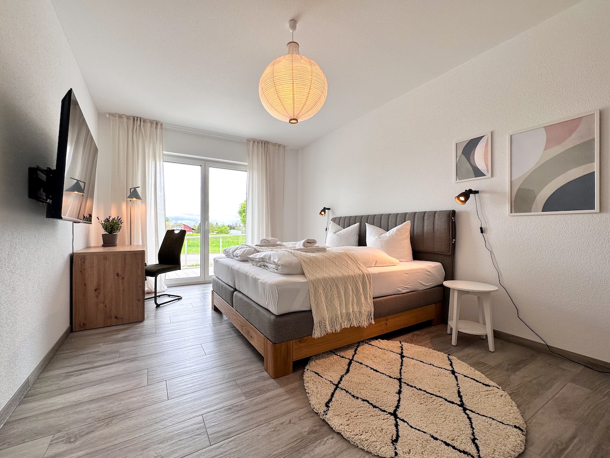 Posteľ s pružinovou pružinou a inteligentný televízor v spálni 1. Netflix je u nás zadarmo