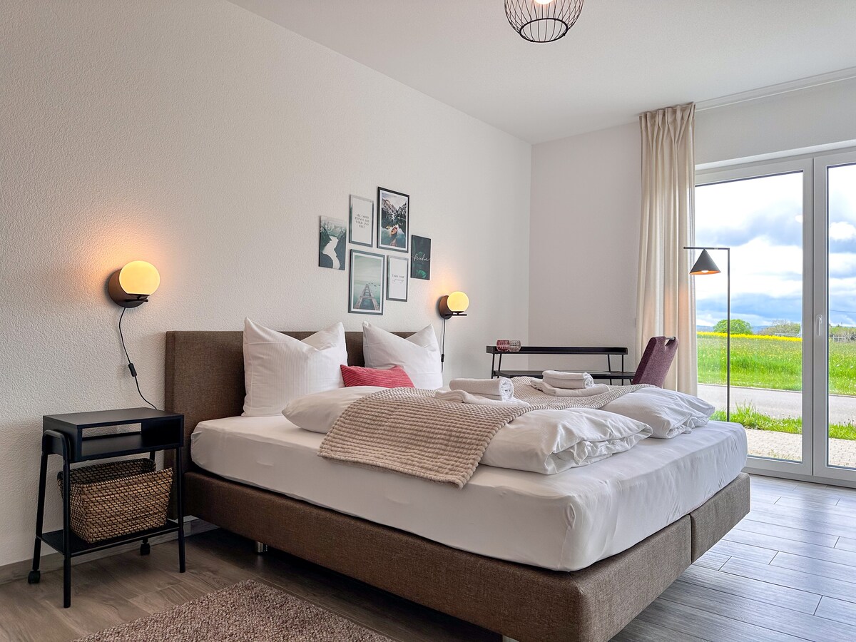 1,80 m x 2,00 m pružinová posteľ v priestrannej spálni 2.