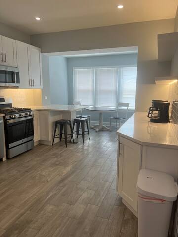 Super Comfortable Two-Level Apt gallery image 3