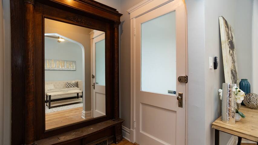 Super Comfortable Two-Level Apt gallery image 4