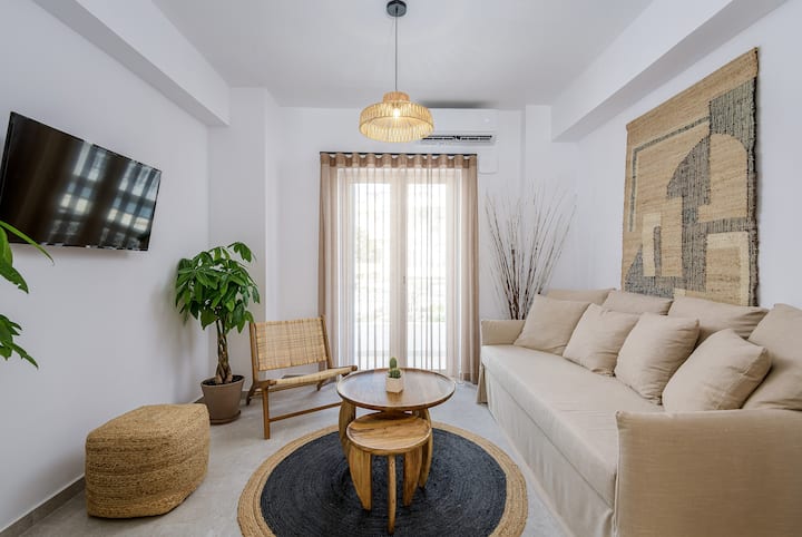 Suites 33 -1-Min Beach | 2 Bath | TV & Netflix