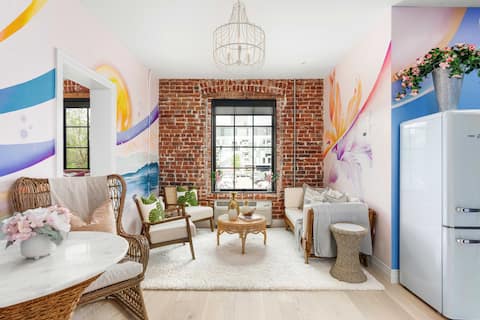 Top Airbnb: Amanda Wolf Art Suite 210 in Civic Center