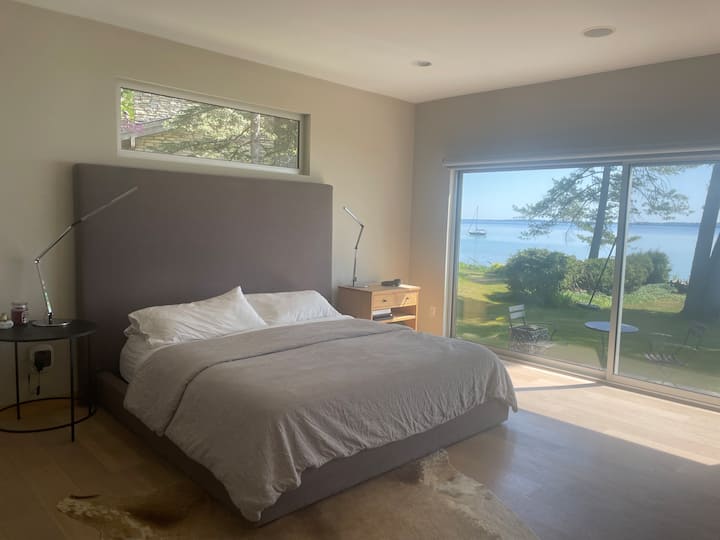 Master Bedroom 1(King bed) with ensuite