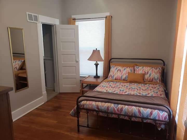 Säng i full storlek med extra vaddering och kuddar. 