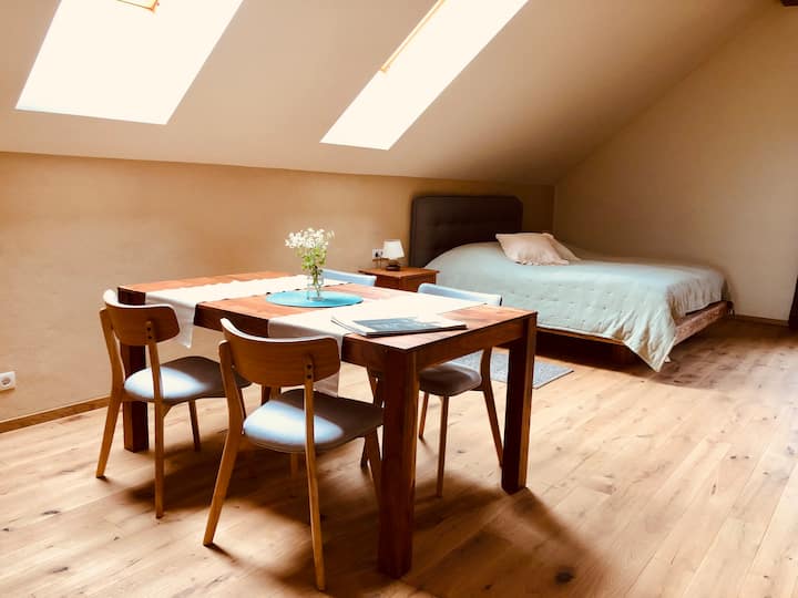 「大楼房间」（一楼的初级套房）。 我们的建筑师对宁静感到非常兴奋，他想搬进来终于安心。 