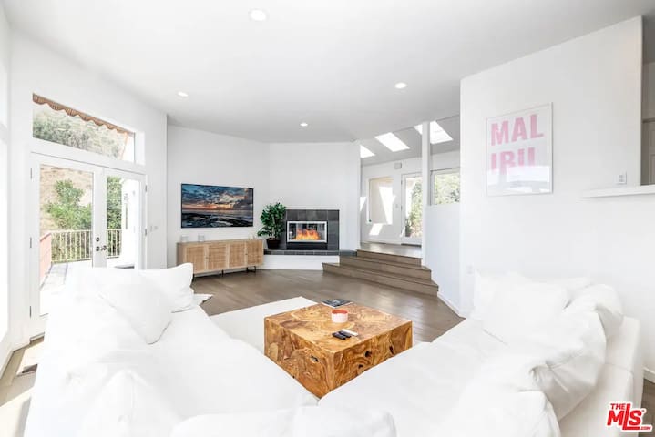 Malibu Villa Escondido -Ocean View Creekside Home gallery image 4