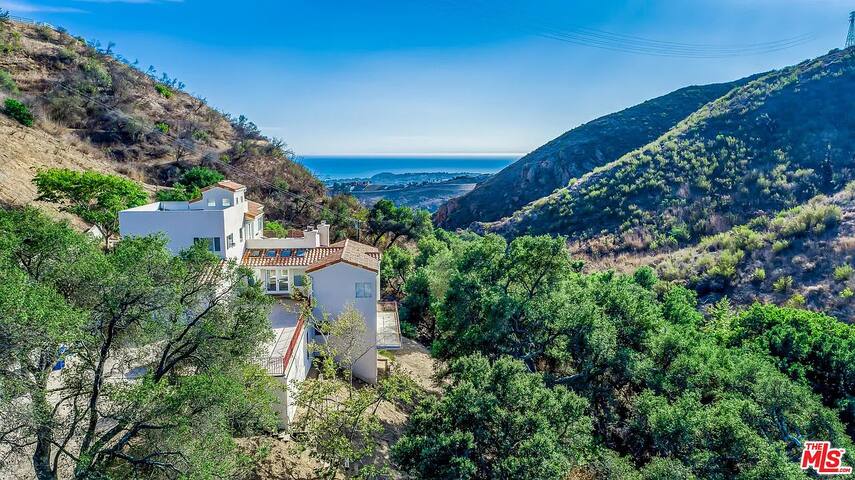 Malibu Villa Escondido -Ocean View Creekside Home