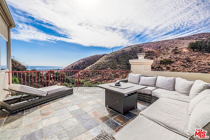 Malibu Villa Escondido -Ocean View Creekside Home gallery image 3